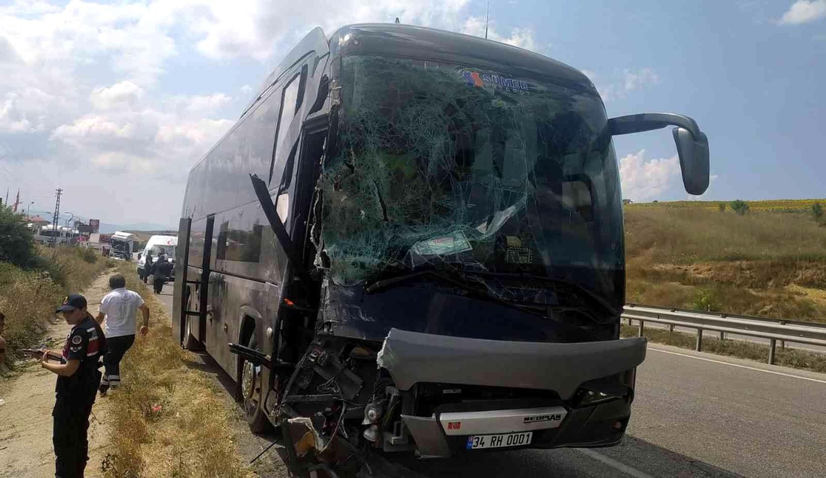 Samsun\'da tur otobüsü tırla çarpıştı: 3 yaralı