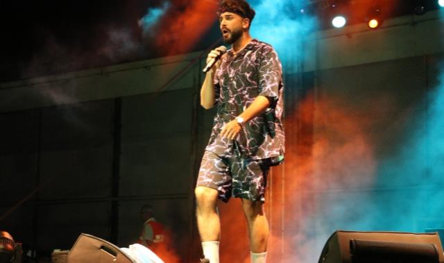 Sefo konserinde yumruklar havada uçuştu Sefo konserinde yumruklar havada uçuştu