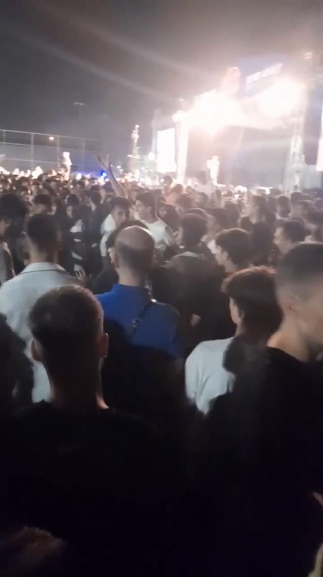 Sefo konserinde yumruklar havada uçuştu Sefo konserinde yumruklar havada uçuştu