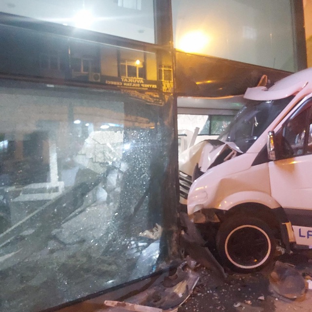 Para çekerken ölümden döndü! Aracın bankaya daldığı anlar kamerada Para çekerken ölümden döndü! Aracın bankaya daldığı anlar kamerada