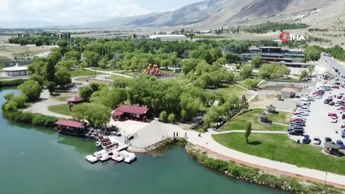 Sıcaktan bunalan vatandaşlar havuzda serinledi