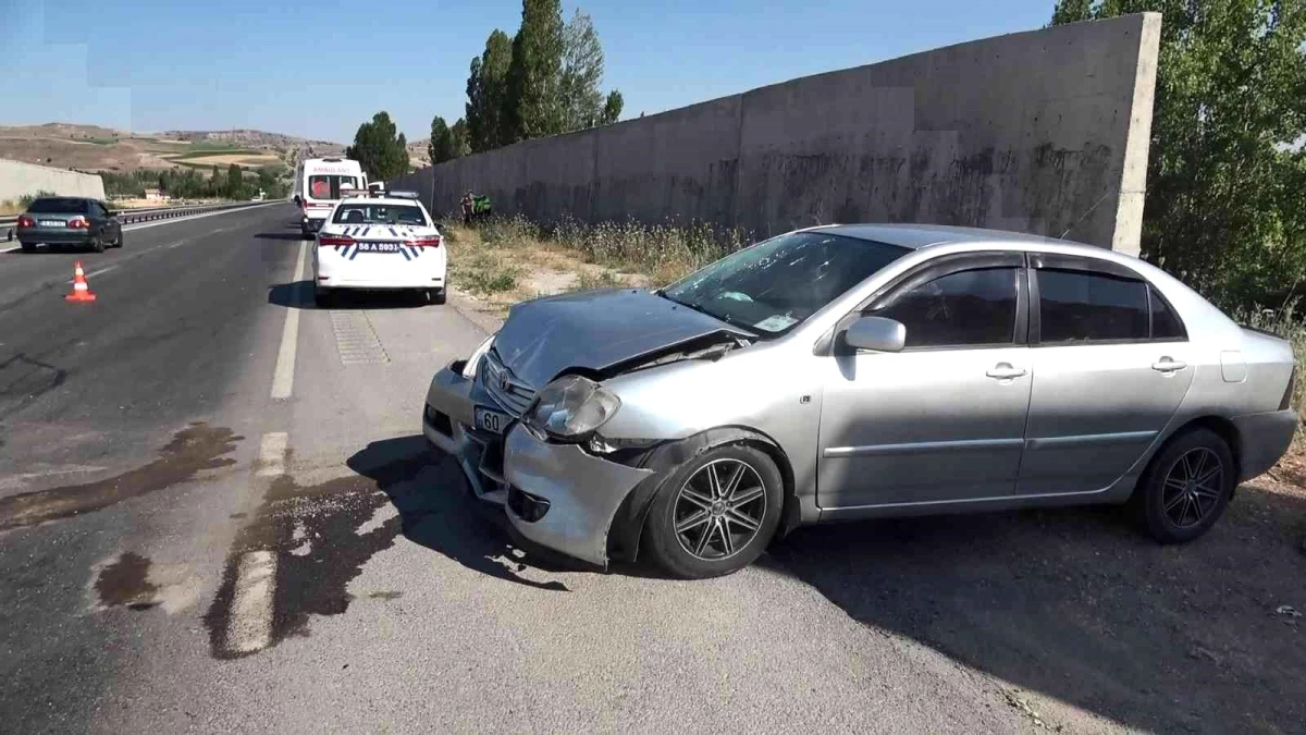Sivas\'ta otomobiller çarpıştı: 4\'ü çocuk 13 yaralı
