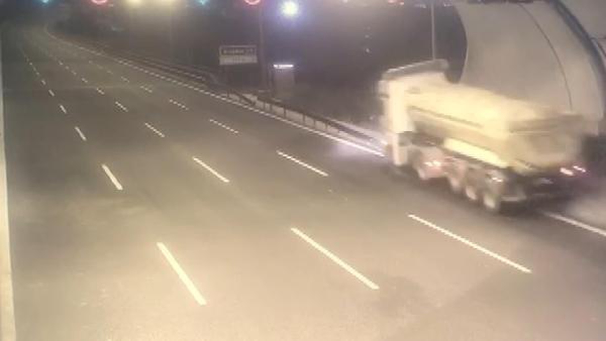 SULTANGAZİ\'DE TIR\'IN DEREYE UÇTUĞU KAZA KAMERADA