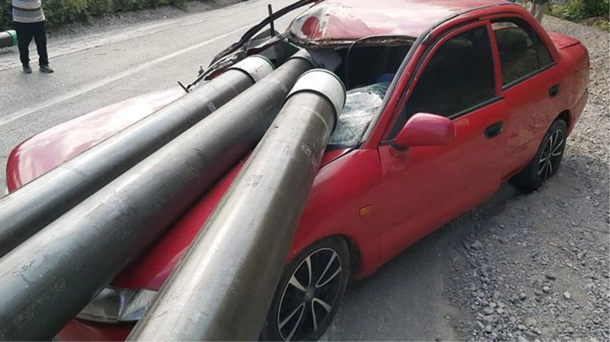 Zonguldak\'ta seyir halinde olan tırdan düşen 3 tonluk borular, arkadan gelen aracı hurdaya çevirdi