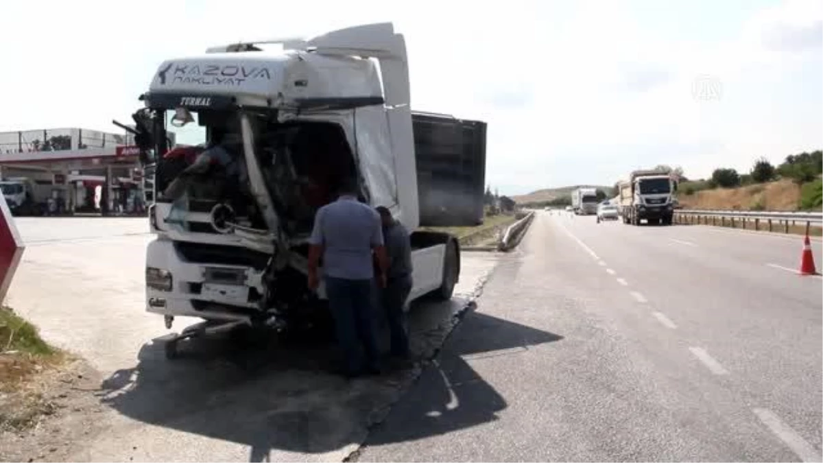 Samsun\'da tur otobüsü ile tırın çarpışması sonucu 4 kişi yaralandı