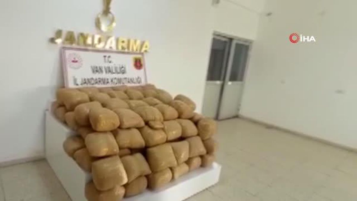 Van'da 21 çuvalda 700 kilogram esrar ele geçirildi