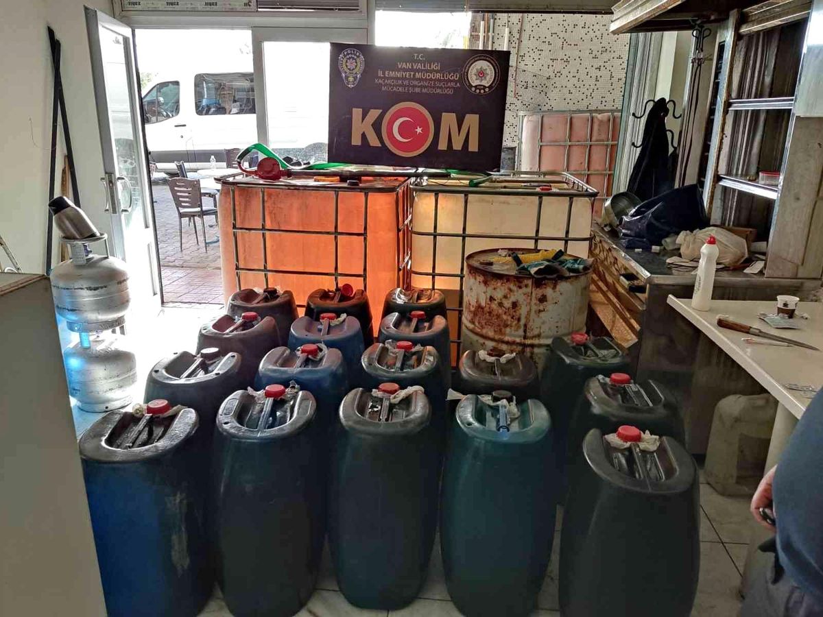 Van\'da kaçak sigara ve akaryakıt ele geçirildi