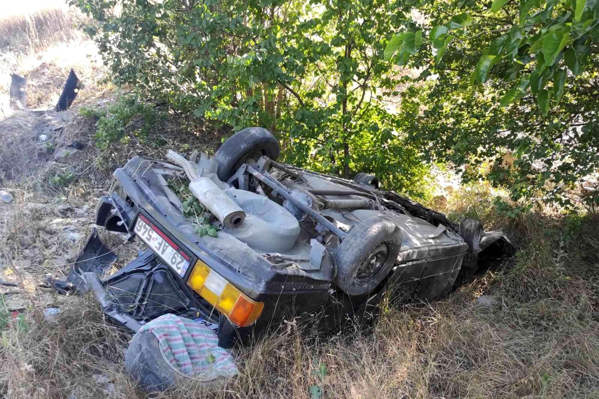 Virajı alamayan otomobil tali yola savruldu: 3 yaralı