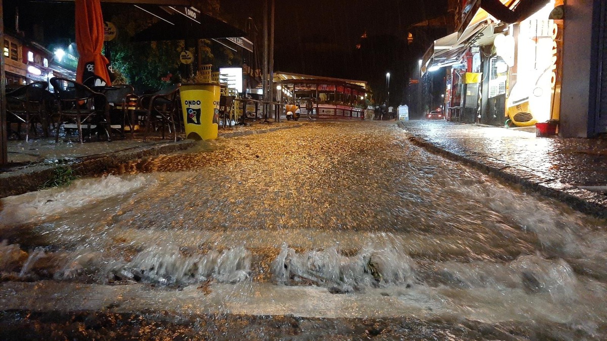 Yaz ortasında sel vurdu: Ev ve iş yerlerini su bastı, yollar göle döndü