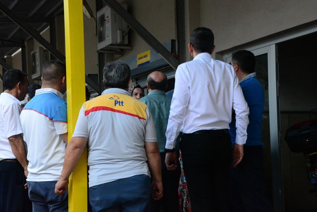 Yeni sözleşmeyi protesto eden PTT işçileri, Türkiye genelinde iş bıraktı Yeni sözleşmeyi protesto eden PTT işçileri, Türkiye genelinde iş bıraktı