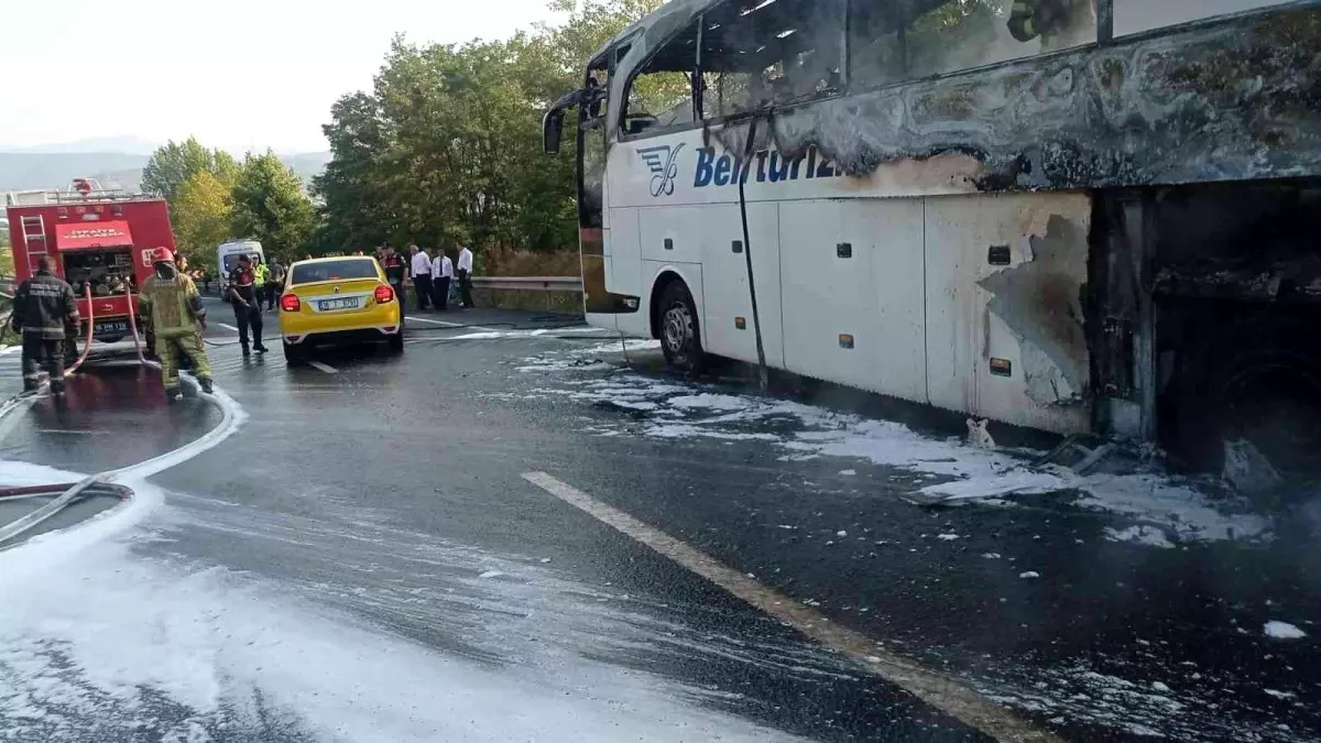 Yolcu otobüsü alev alev yandı; karayolu ulaşıma kapandı