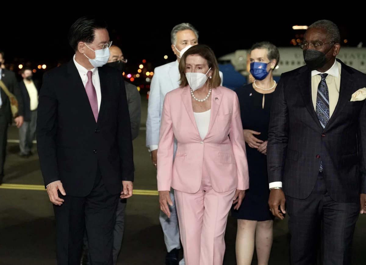 ABD Temsilciler Meclis Başkanı Nancy Pelosi ve beraberindeki heyeti taşıyan uçak Tayvan\'ın başkenti Taipei\'de bulunan Songshan Havaalanına indi.