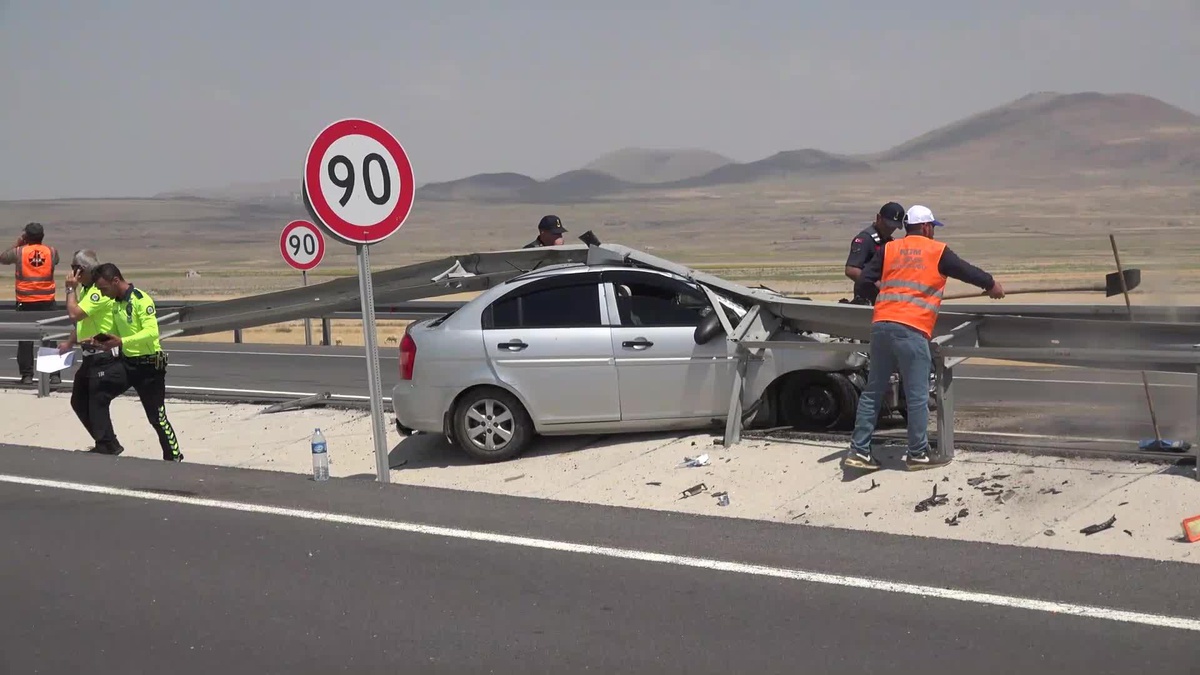 Kontrolden çıkan otomobil demir bariyere saplandı: 3 yaralı