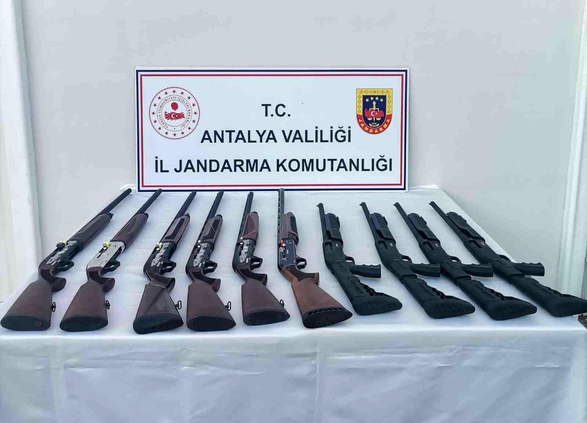 Antalya\'da jandarma 10 adet ruhsatsız av tüfeği ele geçirdi
