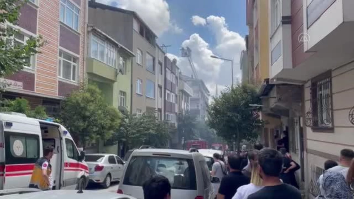İstanbul\'da apartmanın çatısında çıkan yangın söndürüldü