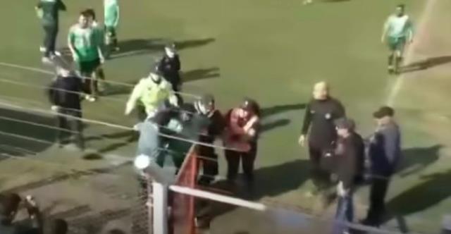 Arjantin'de öfkelenen bir futbolcu kadın hakemi yumruklayıp hastanelik etti