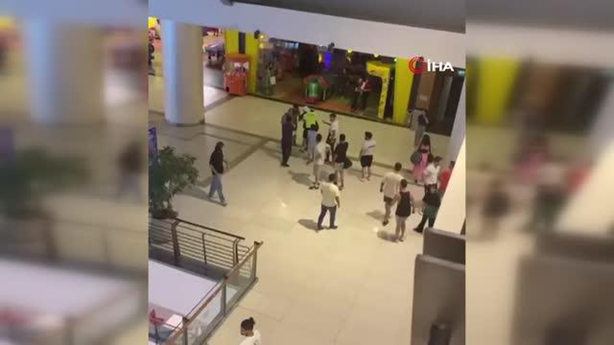 AVM asansöründe sıra kavgası kamerada
