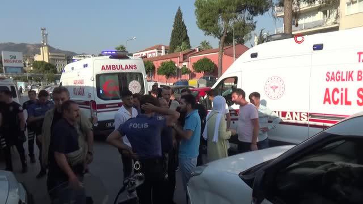 AVM\'de silahlı kavga: 2 yaralı