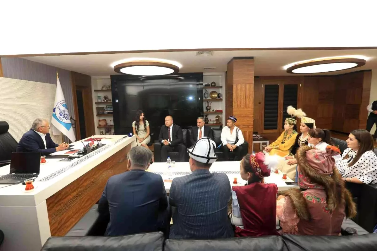 Başkan Büyükkılıç\'a Türk dünyasından \'dombralı\' ziyaret