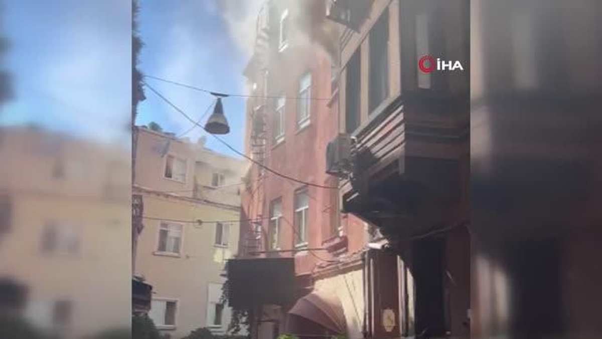 Beyoğlu\'nda 4 katlı bir hotelin odasında yangın çıktı. İtfaiye ekipleri yangına müdahale ediyor.