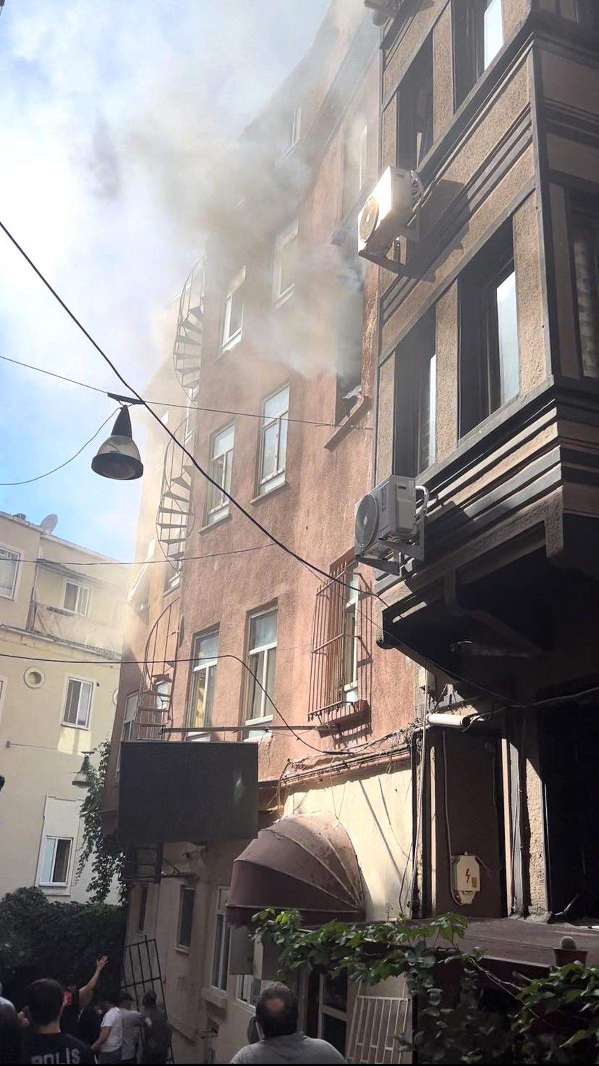 Beyoğlu\'nda otelde yangın paniği