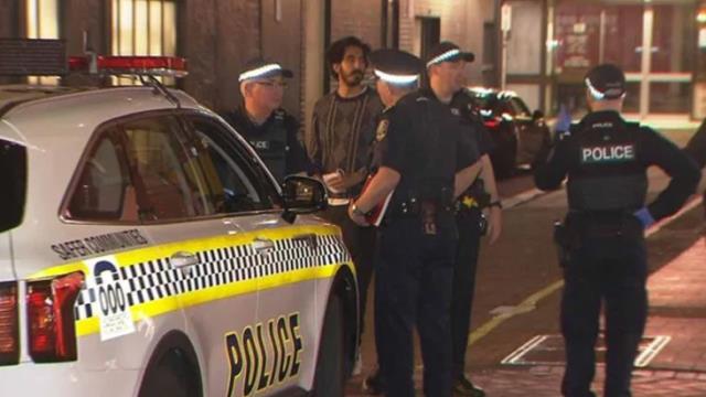 Bir adamın bıçaklandığına şahit olan oyuncu Dev Patel, korkuyla polise koştu Bir adamın bıçaklandığına şahit olan oyuncu Dev Patel, korkuyla polise koştu