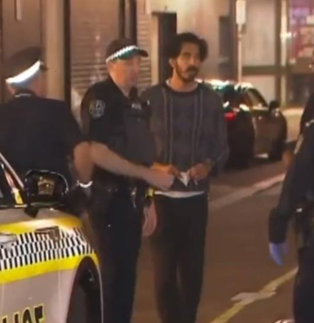 Bir adamın bıçaklandığına şahit olan oyuncu Dev Patel, korkuyla polise koştu Bir adamın bıçaklandığına şahit olan oyuncu Dev Patel, korkuyla polise koştu