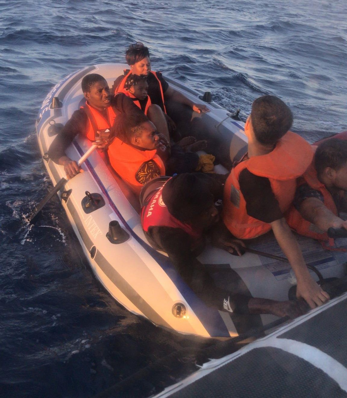 Marmaris açıklarında 64 düzensiz göçmen kurtarıldı
