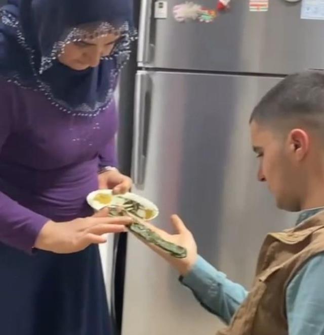 Bu acının tarifi yok! Şehit askerden geriye annesinin eline kına yaktığı görüntü kaldı Bu acının tarifi yok! Şehit askerden geriye annesinin eline kına yaktığı görüntü kaldı