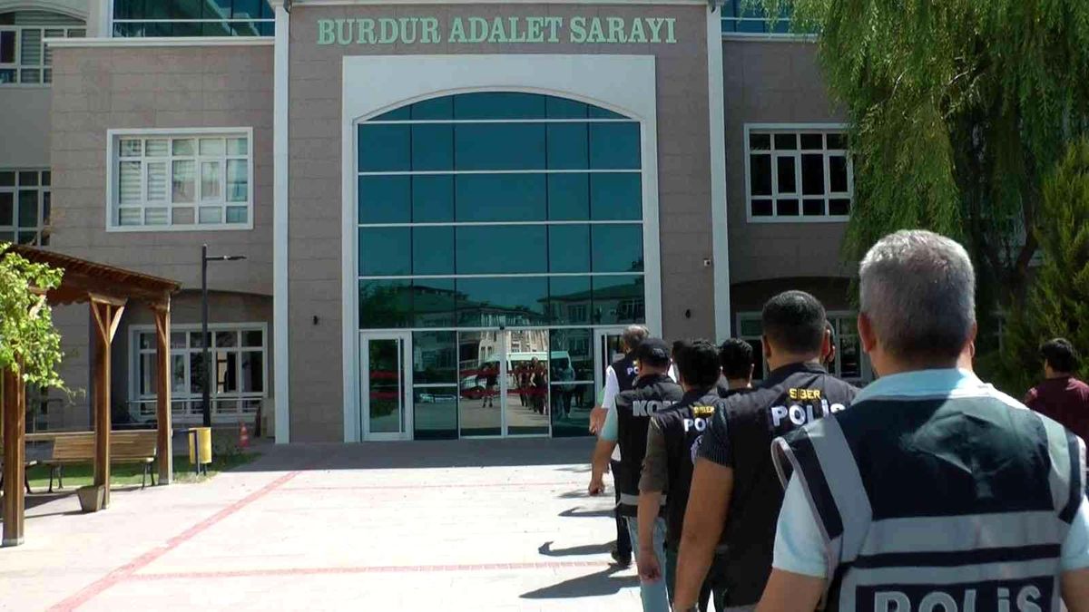 Burdur\'da siber dolandırıcılığa 5 tutuklama