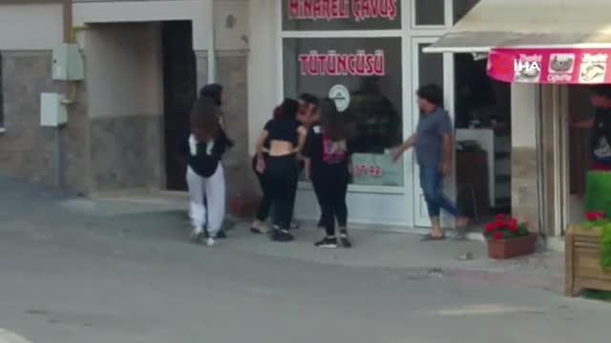Bursa\'da genç kızların kavgası kamerada