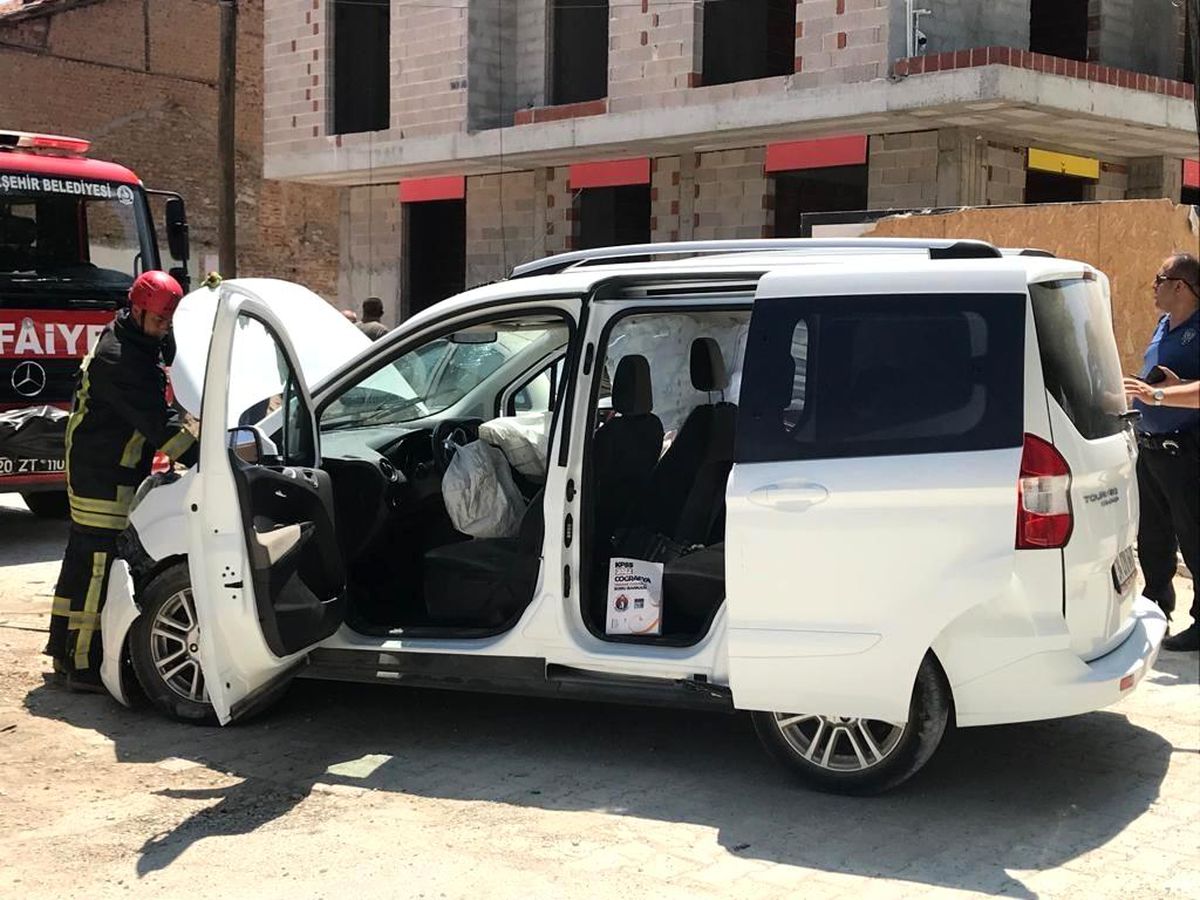Hafif ticari araç otomobile çarptı; 4 yaralı