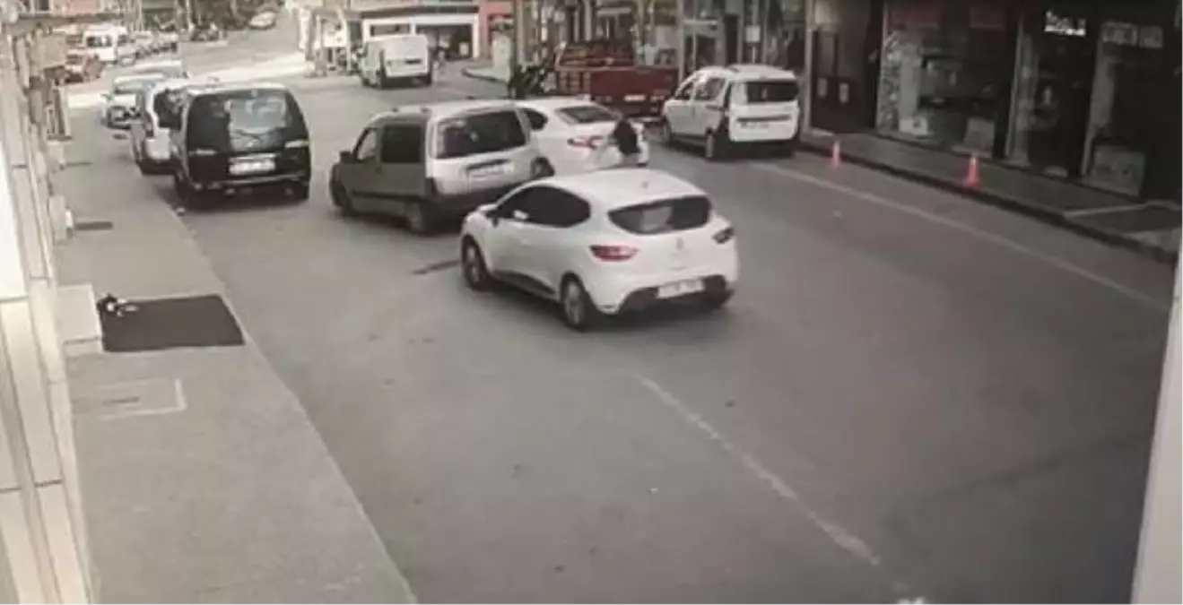 Hırsızlık şüphelisinin kaçtığı araçla çarptığı polis yaralandı; o anlar kamerada