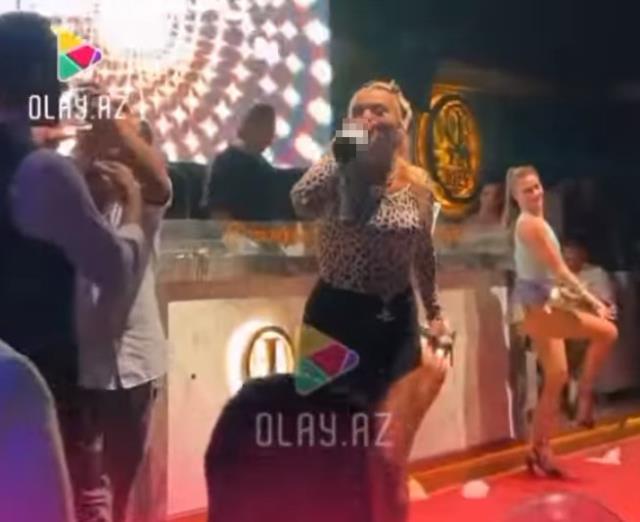İçkiyi garsonun başından aşağı döken Demet Akalın, Twitter'da linç ediliyor İçkiyi garsonun başından aşağı döken Demet Akalın, Twitter'da linç ediliyor