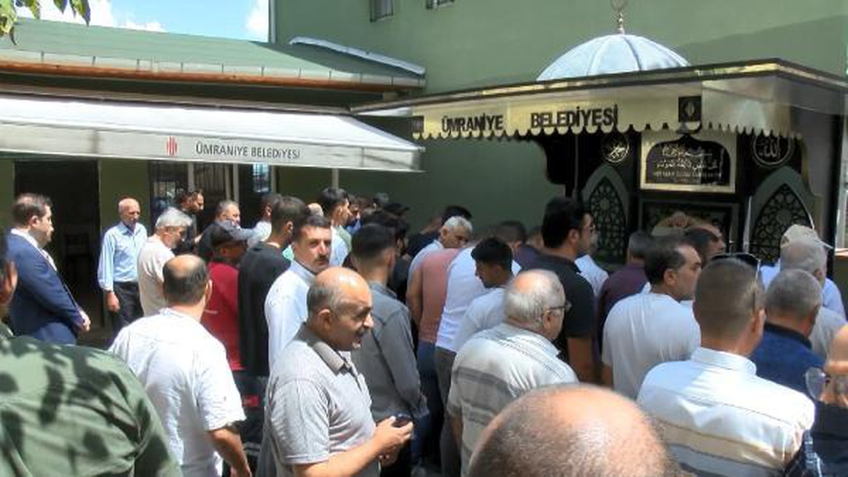 İLAÇ FİRMASI YÖNETİCİSİNİN CENAZESİNDE \'MOTOSİKLETLİ DUYARSIZLIĞI\' TEPKİSİ