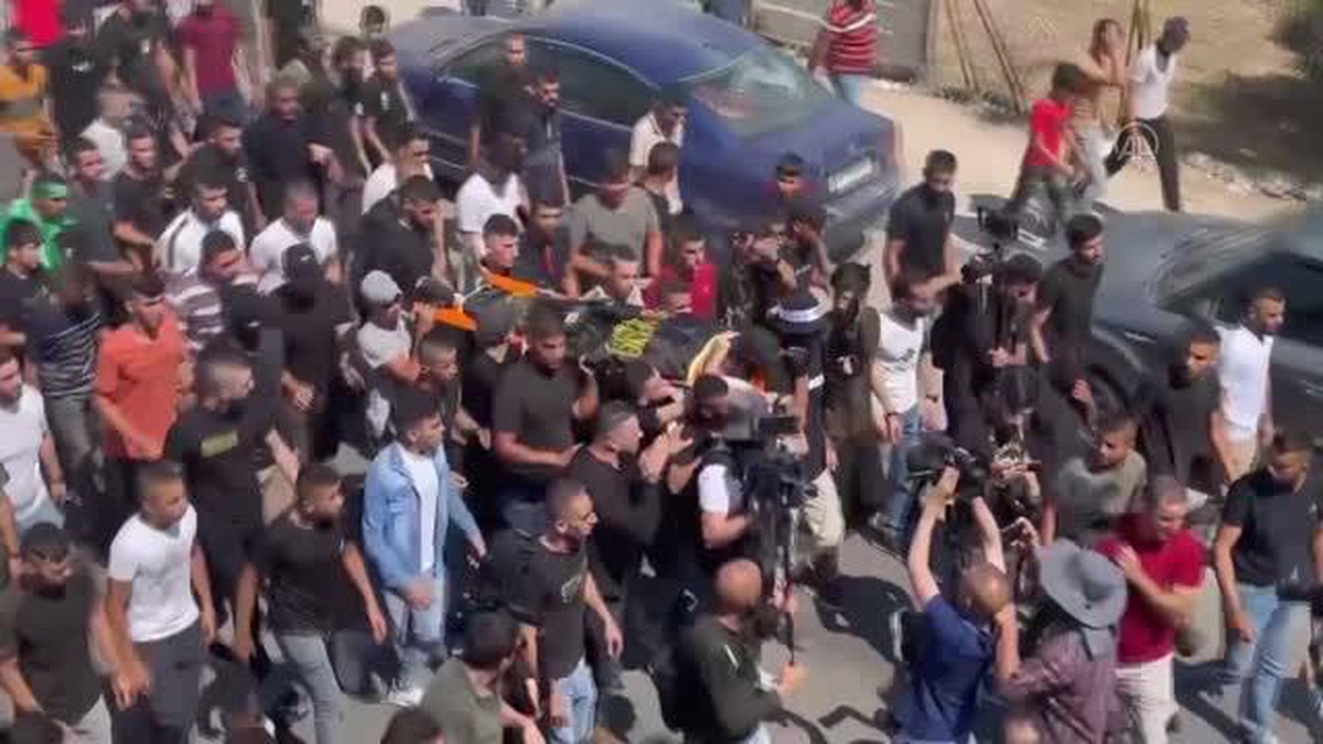 İsrail güçlerinin öldürdüğü Filistinli genç son yolculuğuna uğurlandı