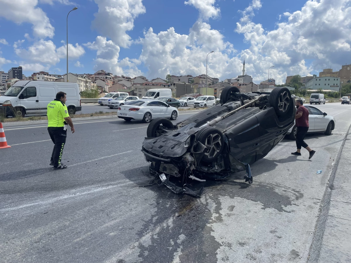 İstanbul\'da iki aracın karıştığı trafik kazasında 3 kişi yaralandı