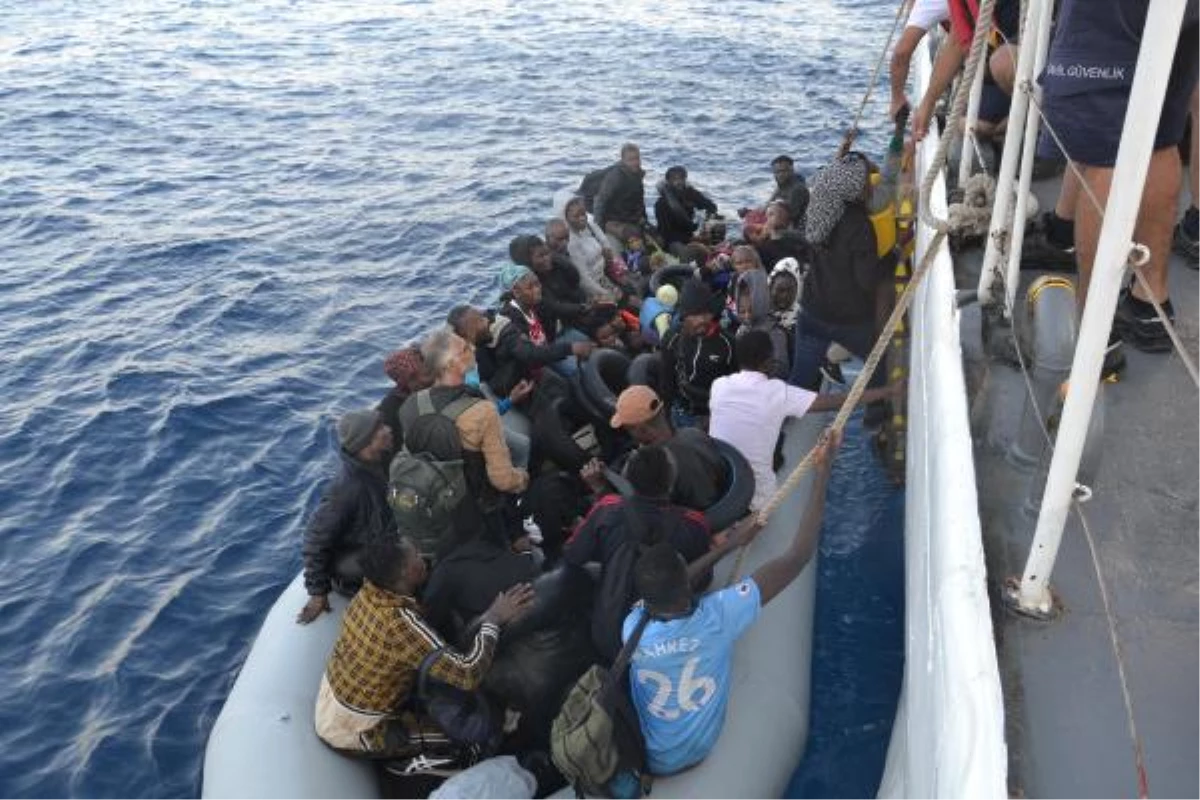 İzmir\'de 138 kaçak göçmen kurtarıldı, 45 kaçak göçmen yakalandı