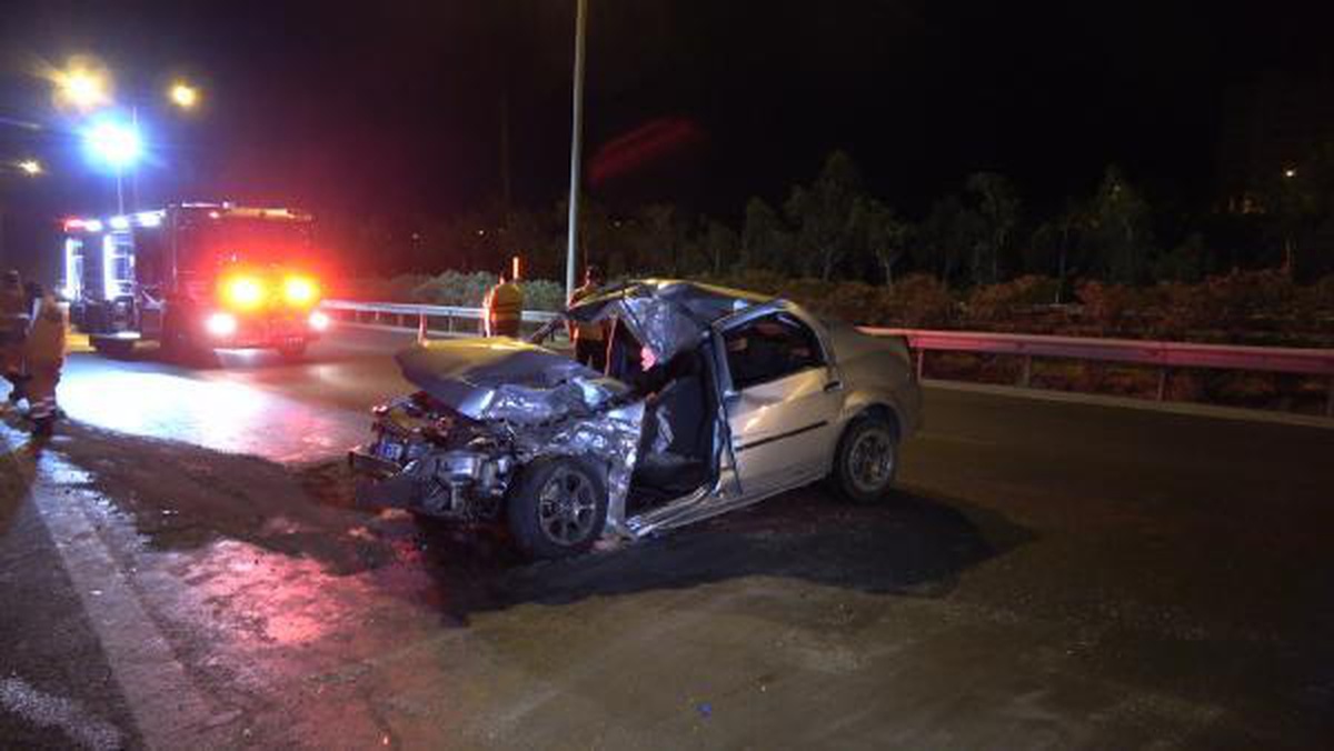 İzmir\'de otoyolda otomobil kamyonete arkadan çarptı: 1 ölü 1 yaralı