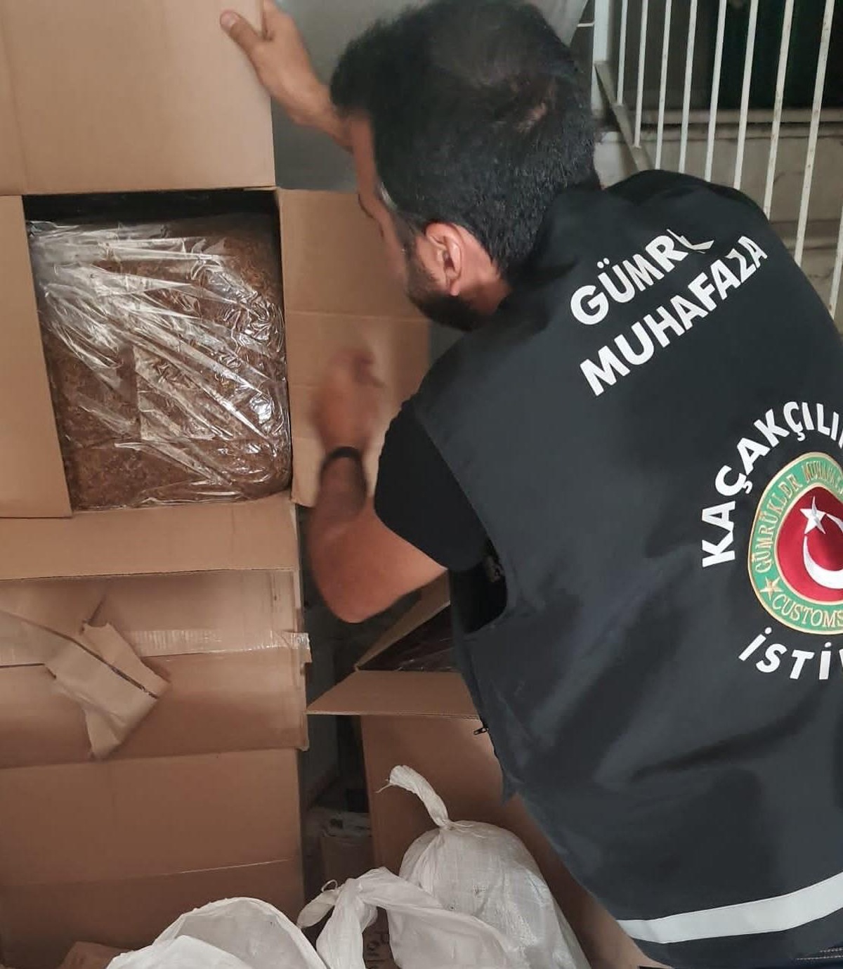 İzmir\'de yasadışı sigara üreticilerine Gümrük Muhafaza ekiplerinden darbe