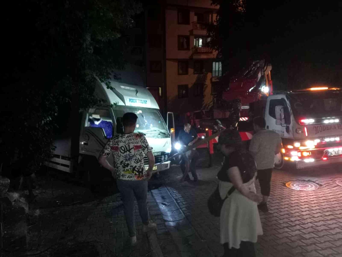 Kagıthane\'de yokuş aşağı kaçan nakliye kamyonu devrilerek durabildi