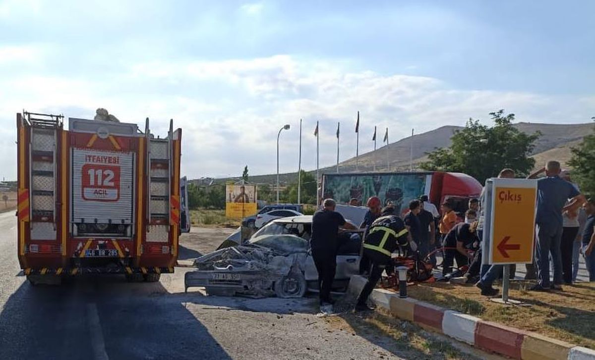 Kahramanmaraş\'ta otomobil ile kamyonetin çarpıştığı kazada 3 kişi yaralandı