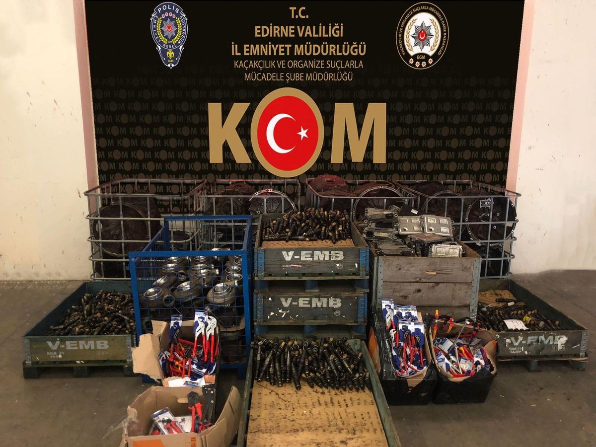 Kapıkule Sınır Kapısı\'nda gümrük kaçağı motor parçaları ve hırdavat ele geçirildi