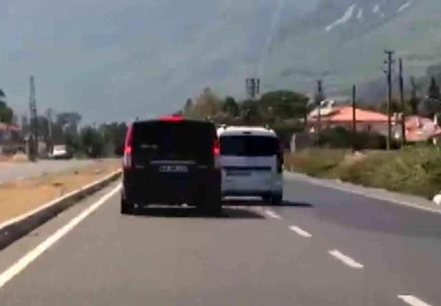 Karayolunda el kol hareketi ile başlayan tartışma yumruklu kavgaya dönüştü Karayolunda el kol hareketi ile başlayan tartışma yumruklu kavgaya dönüştü