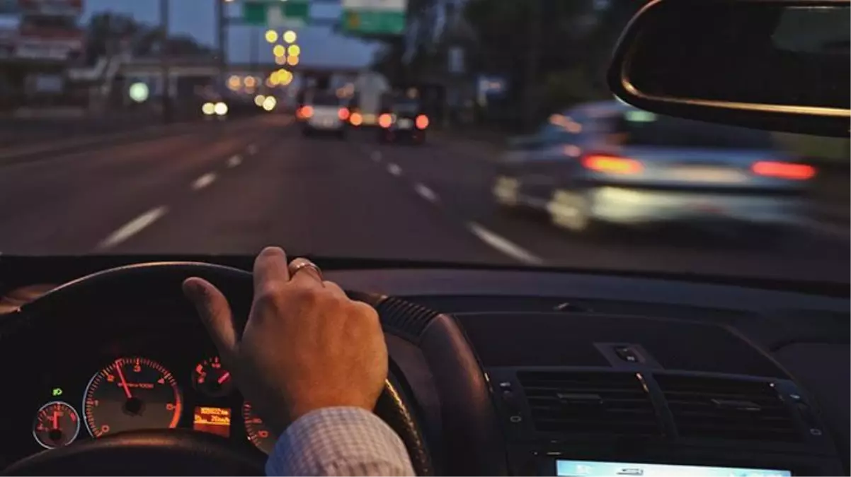 Kaza yapan adam, tam kavga çıkaracakken karşıdan gelen kişiyi görünce donup kaldı