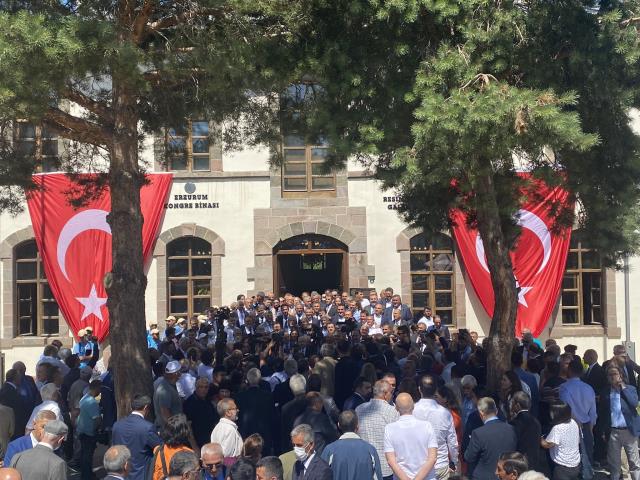 Kemal Kılıçdaroğlu, 120 milletvekili ile Erzurum'a gitti Kemal Kılıçdaroğlu, 120 milletvekili ile Erzurum'a gitti