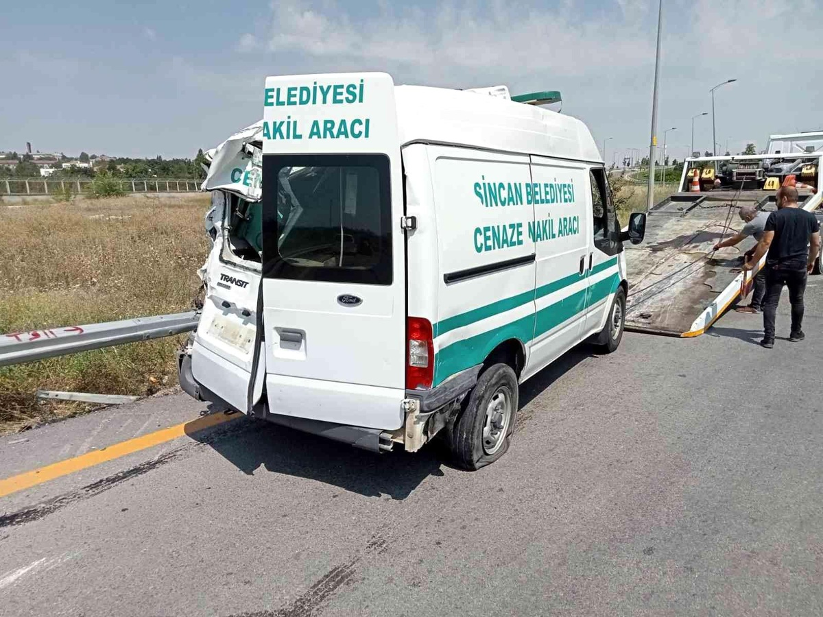 Kontrolden çıkan otomobil cenaze aracına çarptı: 2 yaralı