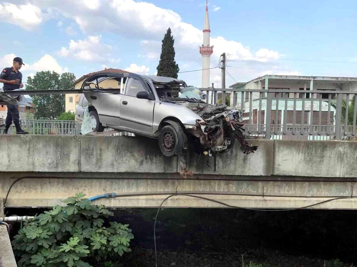 Köprünün korkulukları otomobile ok gibi saplandı: 1 yaralı