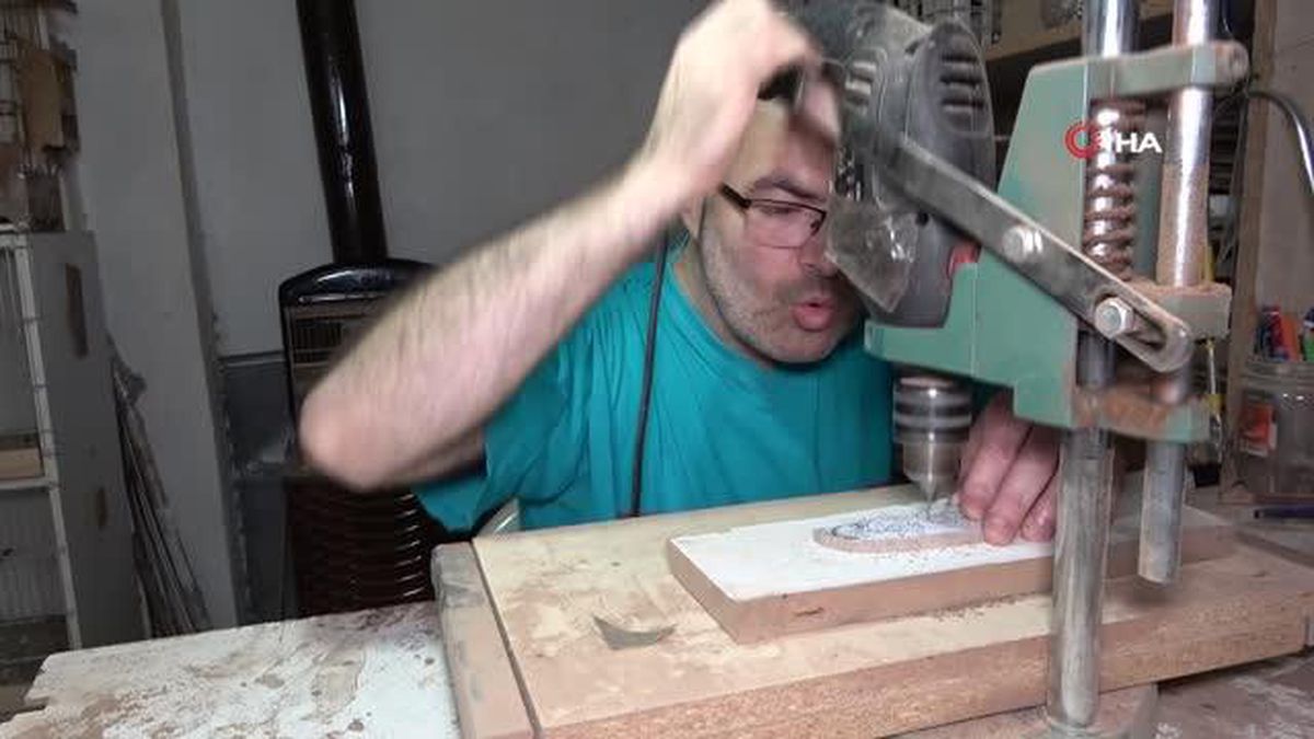 Kuşlar için sanat eseri gibi kafesler yapıyor