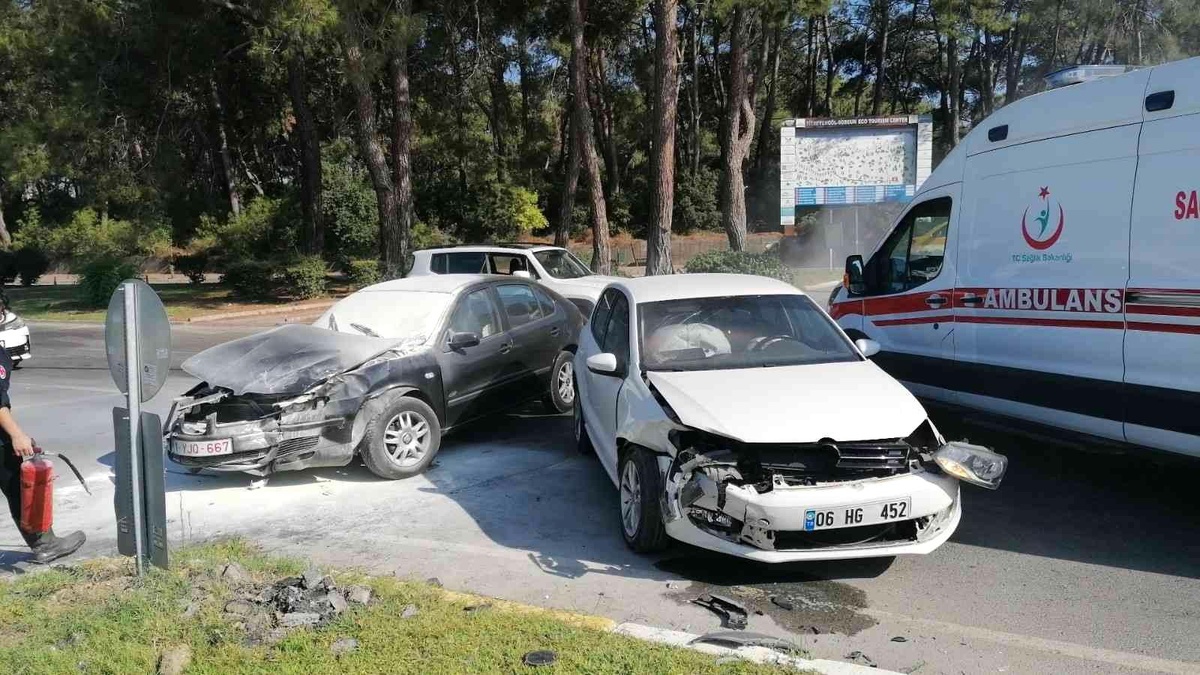 Manavgat\'ta iki otomobil çarpıştı: 3 yaralı
